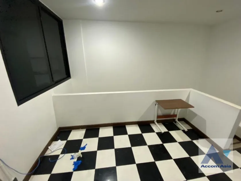 unit 5 Bedrooms  Townhouse For Rent in Sukhumvit, Bangkok  near BTS Ekkamai (AA35997)