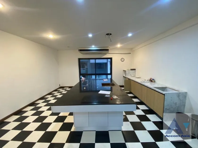 unit 5 Bedrooms  Townhouse For Rent in Sukhumvit, Bangkok  near BTS Ekkamai (AA35997)