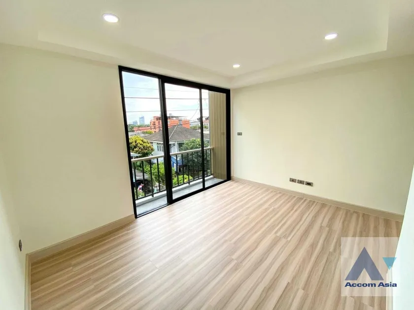 unit 3 Bedrooms  Townhouse For Rent & Sale in Sukhumvit, Bangkok  near BTS Udomsuk (AA36022)