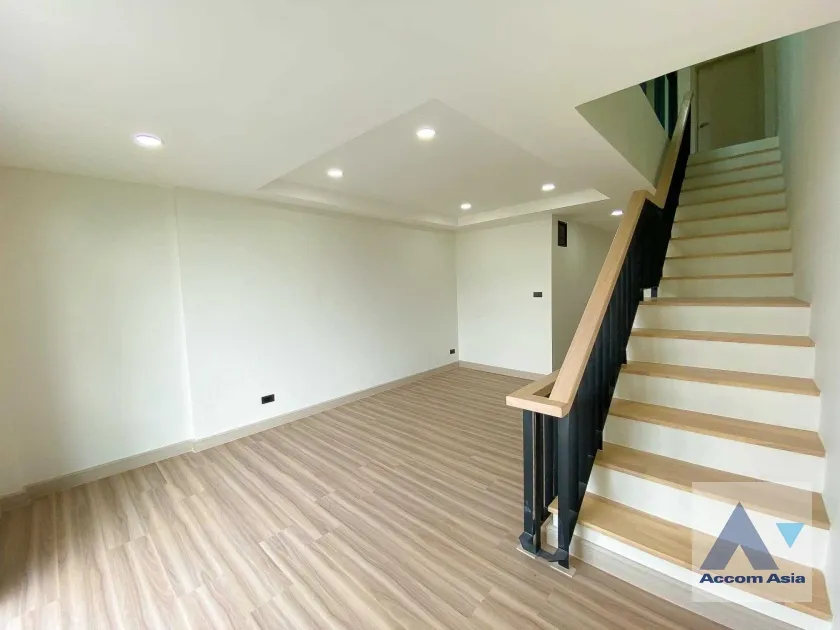 unit 3 Bedrooms  Townhouse For Rent & Sale in Sukhumvit, Bangkok  near BTS Udomsuk (AA36022)