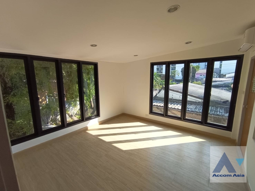 9  5 br House for rent and sale in Phaholyothin ,Bangkok BTS Saphan-Kwai AA36133