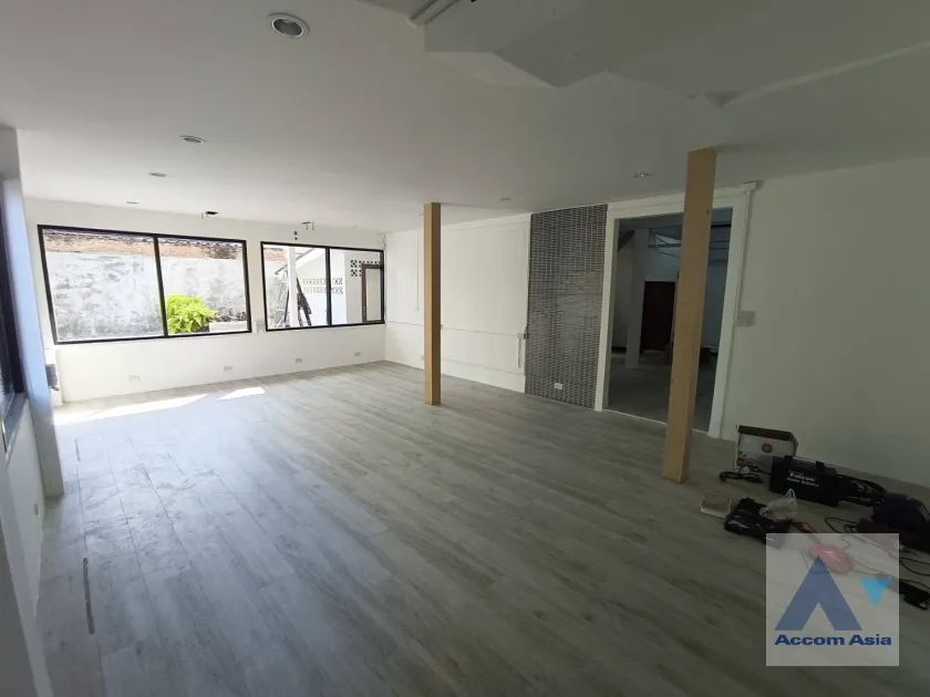 unit 5 Bedrooms  House For Rent & Sale in Phaholyothin, Bangkok  near BTS Saphan-Kwai (AA36133)