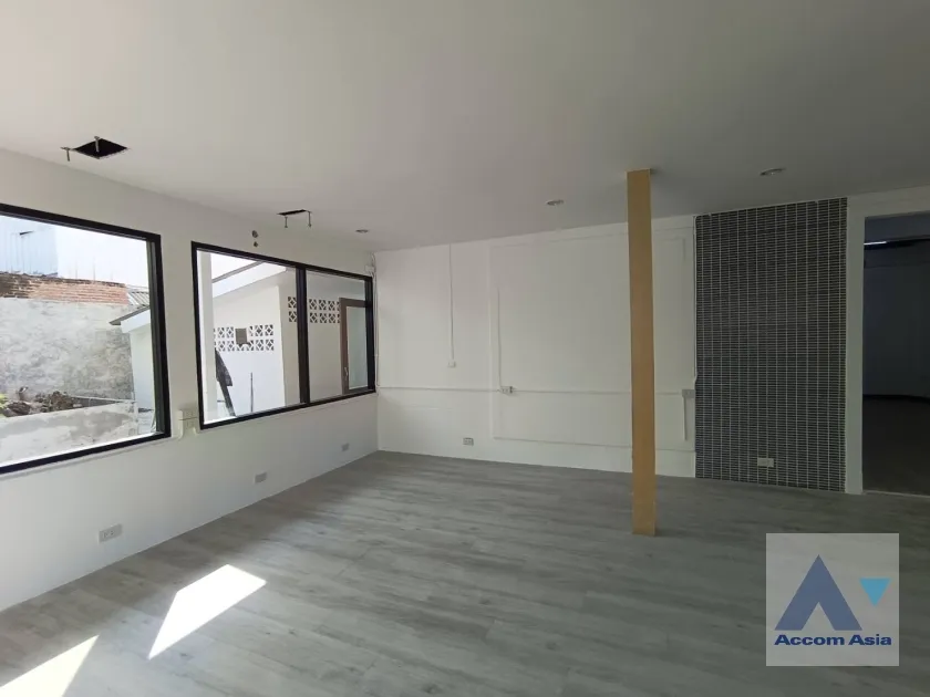 5  5 br House for rent and sale in Phaholyothin ,Bangkok BTS Saphan-Kwai AA36133