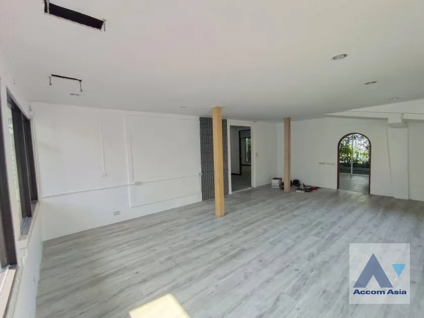 unit 5 Bedrooms  House For Rent & Sale in Phaholyothin, Bangkok  near BTS Saphan-Kwai (AA36133)