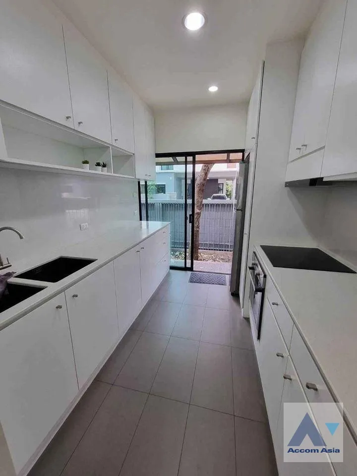 unit 3 Bedrooms  House For Rent & Sale in Pattanakarn, Bangkok  (AA36148)