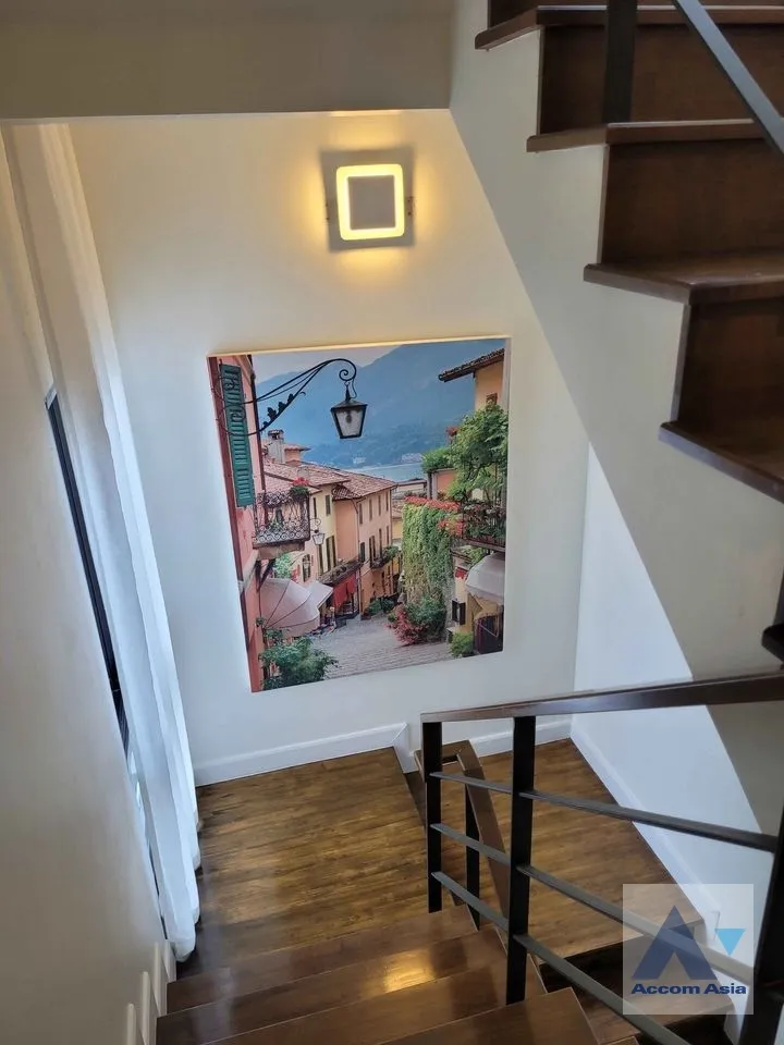 unit 3 Bedrooms  House For Rent & Sale in Pattanakarn, Bangkok  (AA36148)