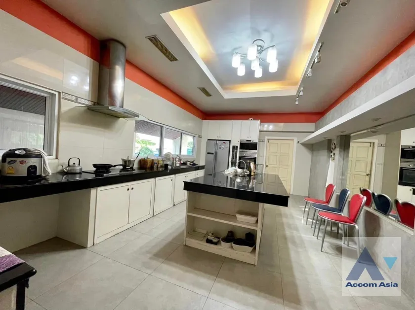 unit 5 Bedrooms  House For Sale in ,   (AA36155)