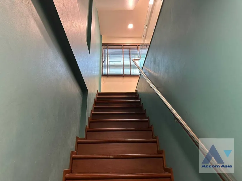 unit 3 Bedrooms  Townhouse For Sale in Pattanakarn, Bangkok  near ARL Ramkhamhaeng (AA36167)