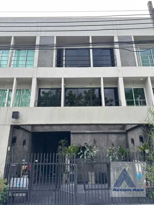 unit 3 Bedrooms  Townhouse For Sale in Pattanakarn, Bangkok  near ARL Ramkhamhaeng (AA36167)