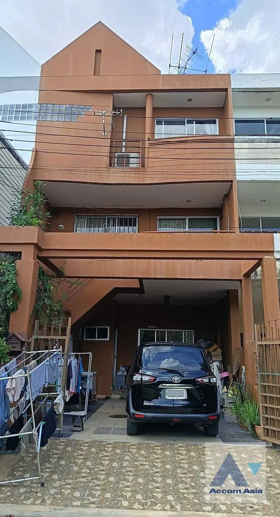 unit 3 Bedrooms  Townhouse For Sale in Bang Na, Bangkok  near BTS Bearing (AA36178)