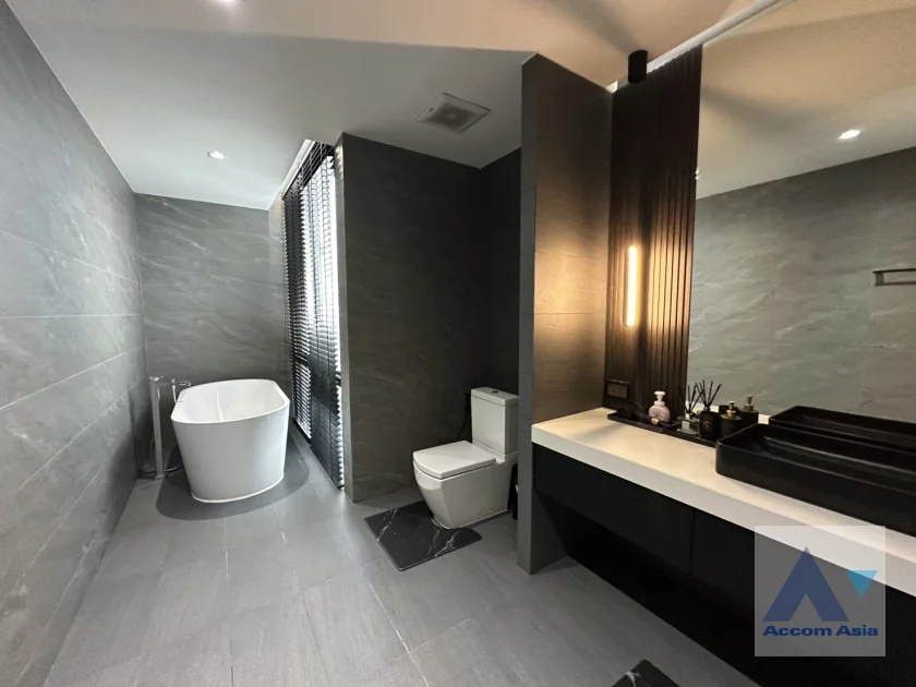 18  2 br House For Rent in Ratchadaphisek ,Bangkok MRT Huai Khwang AA36259