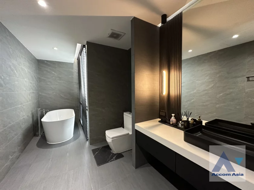 22  2 br House For Rent in Ratchadaphisek ,Bangkok MRT Huai Khwang AA36259