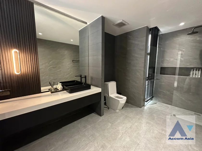 24  2 br House For Rent in Ratchadaphisek ,Bangkok MRT Huai Khwang AA36259