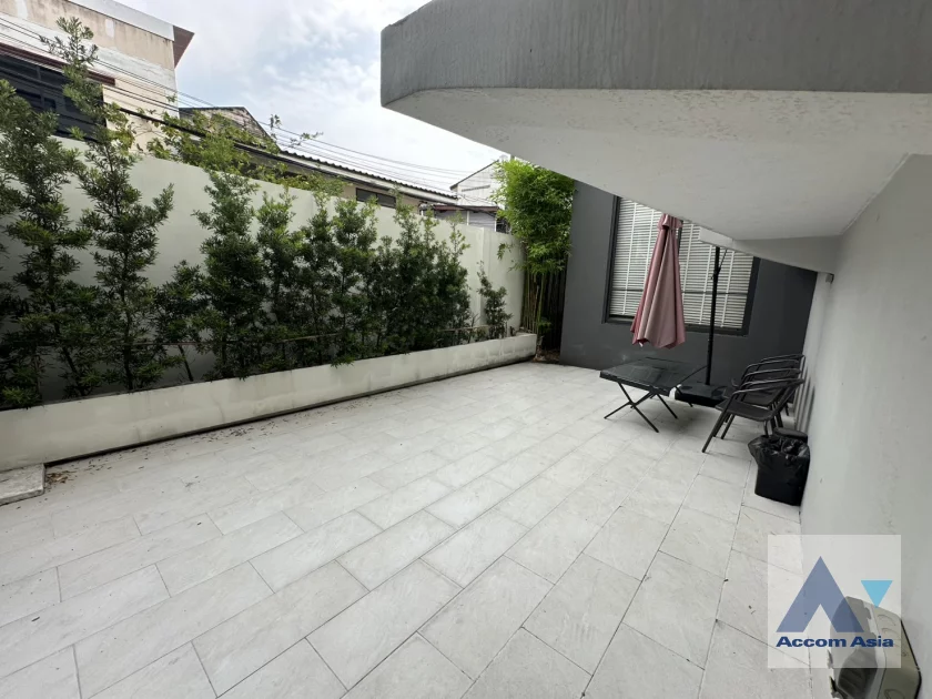 33  2 br House For Rent in Ratchadaphisek ,Bangkok MRT Huai Khwang AA36259