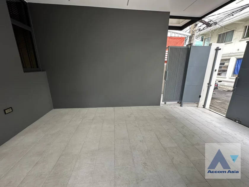 34  2 br House For Rent in Ratchadaphisek ,Bangkok MRT Huai Khwang AA36259