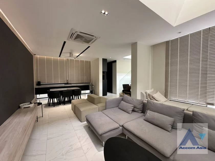  2  2 br House For Rent in Ratchadaphisek ,Bangkok MRT Huai Khwang AA36259