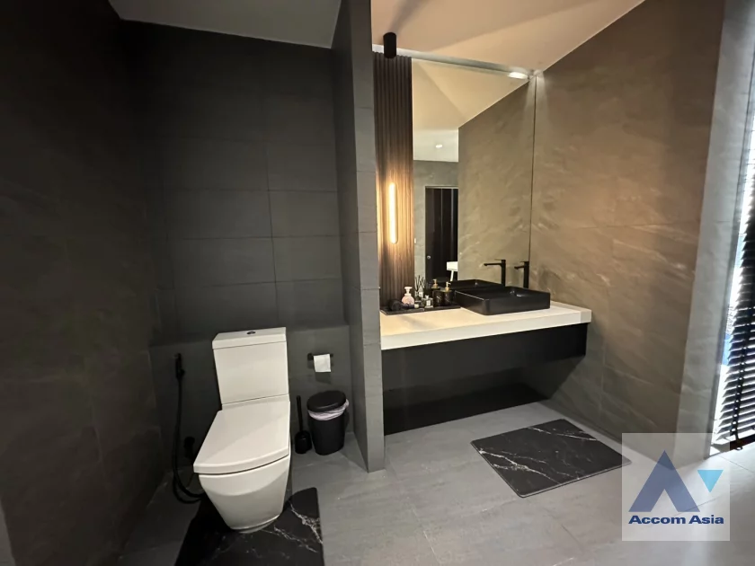 28  2 br House For Rent in Ratchadaphisek ,Bangkok MRT Huai Khwang AA36259
