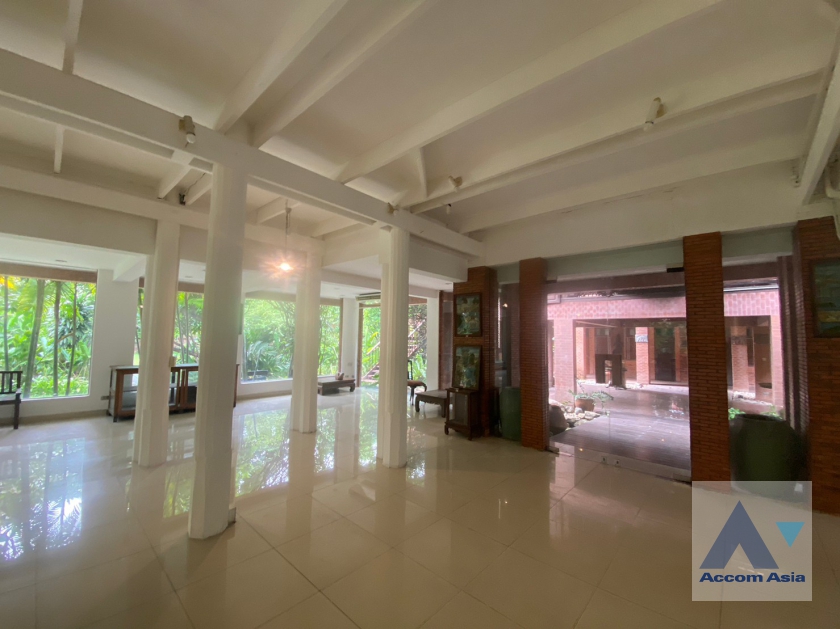 6  6 br House For Sale in Phaholyothin ,Bangkok  AA36279