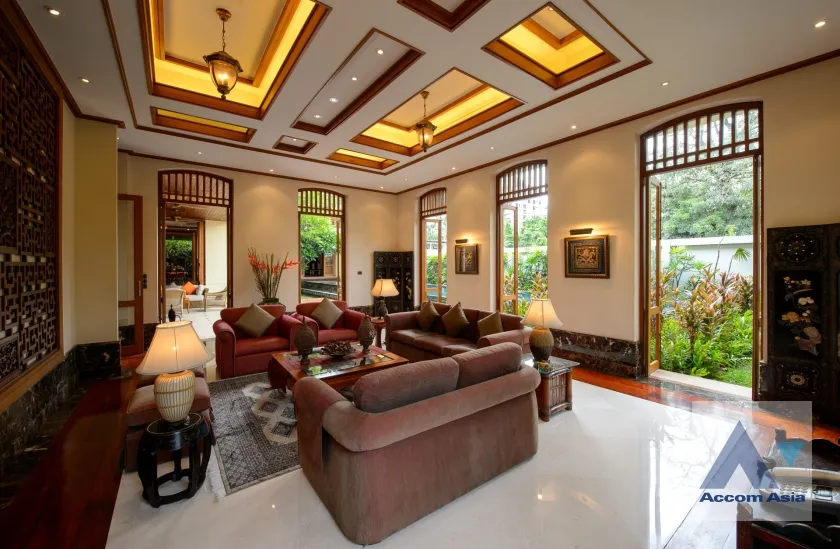 unitGarden, Private Swimming Pool, Pet friendly |  5 Bedrooms  House For Sale in Sukhumvit, Bangkok  near BTS Phrom Phong (AA36319)