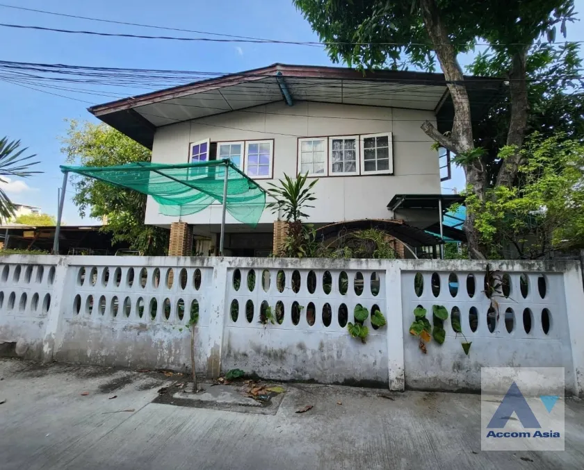 unit 4 Bedrooms  House For Sale in Sukhumvit, Bangkok  near BTS On Nut (AA36324)