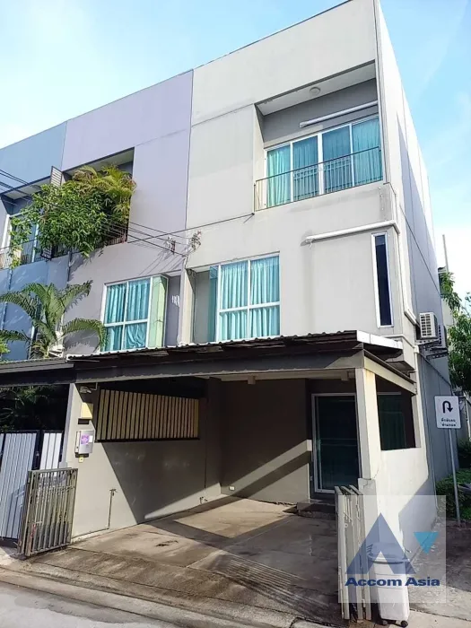 unit 3 Bedrooms  Townhouse For Sale in Pattanakarn, Bangkok  near ARL Hua Mak (AA36362)
