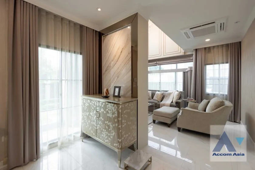 unit 4 Bedrooms  House For Sale in Samutprakan, Samutprakan  (AA36367)