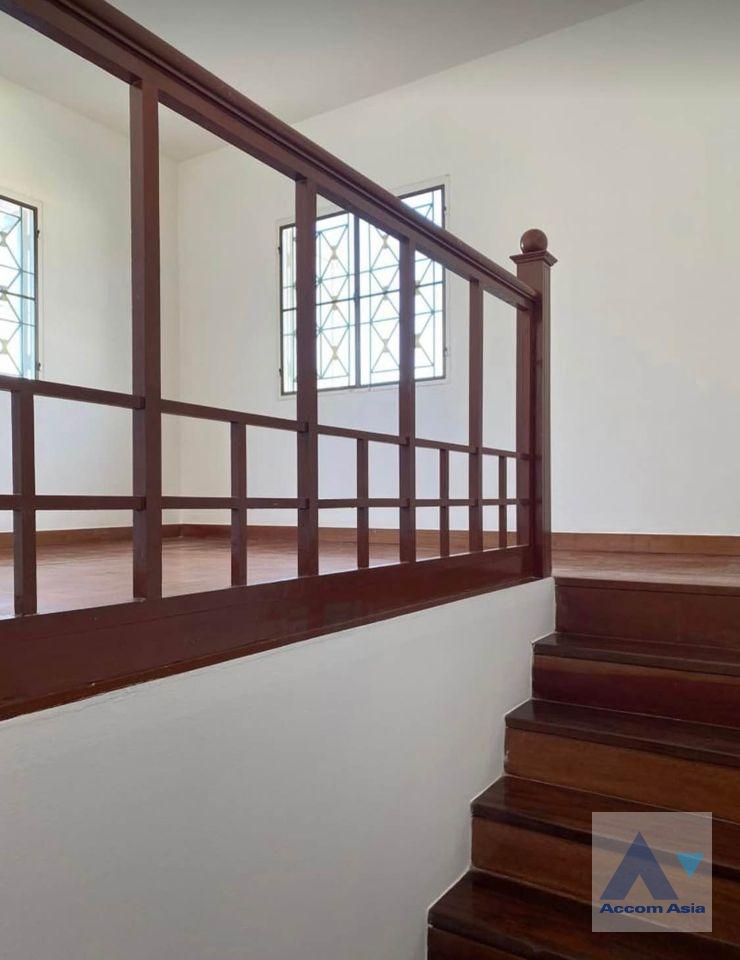 4  3 br House For Sale in Pattanakarn ,Bangkok ARL Ban Thap Chang AA36368