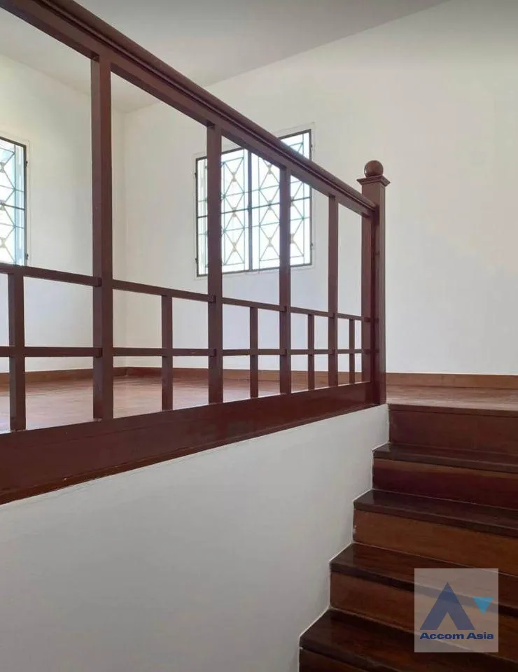 4  3 br House For Sale in Pattanakarn ,Bangkok ARL Ban Thap Chang AA36368