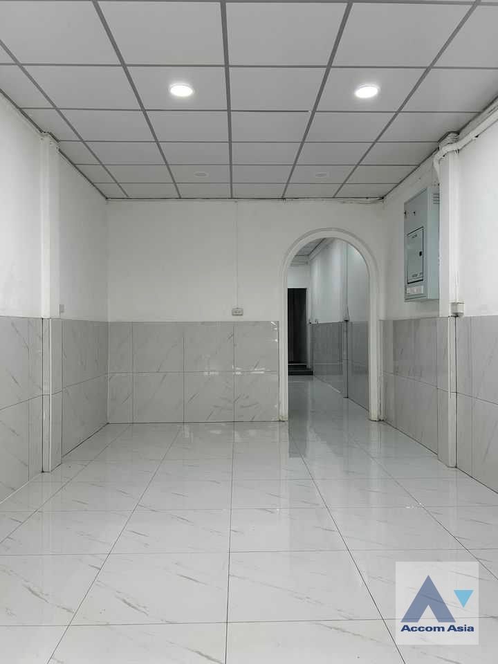  1  Building for rent and sale in Silom ,Bangkok BTS Surasak AA36370