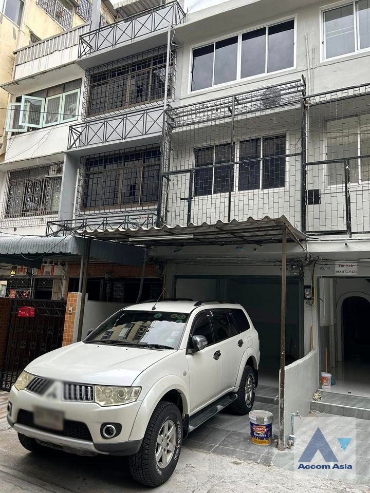  2  Building for rent and sale in Silom ,Bangkok BTS Surasak AA36370