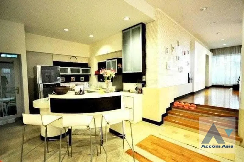 unit 4 Bedrooms  House For Sale in Dusit, Bangkok  (AA36372)