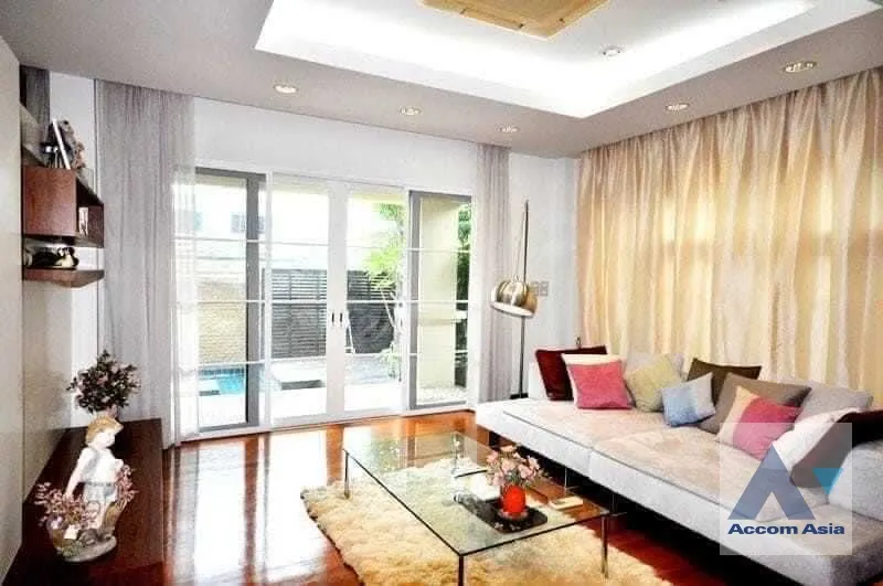 unit 4 Bedrooms  House For Sale in Dusit, Bangkok  (AA36372)