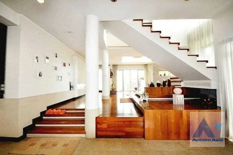 unit 4 Bedrooms  House For Sale in Dusit, Bangkok  (AA36372)