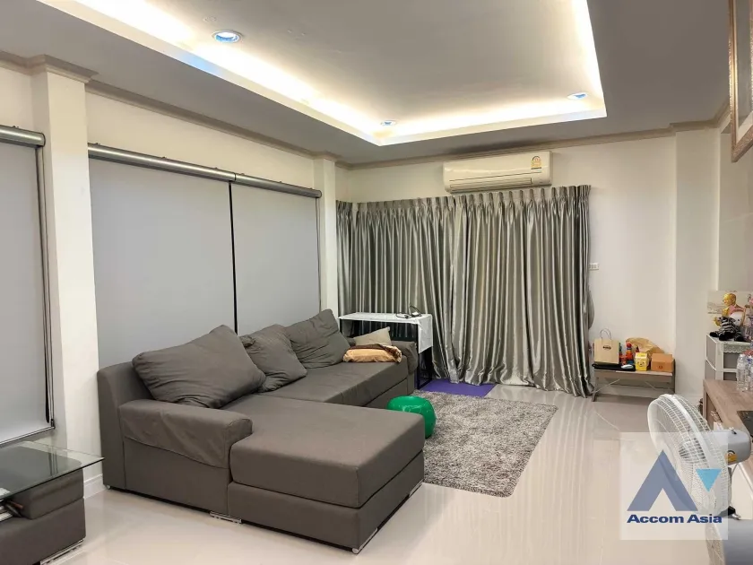 unit 3 Bedrooms  House For Sale in Pattanakarn, Bangkok  near BTS Udomsuk (AA36394)