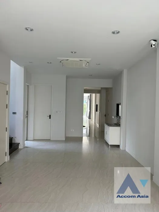 unit 6 Bedrooms  House For Sale in Bang Na, Bangkok  near BTS Udomsuk (AA36428)