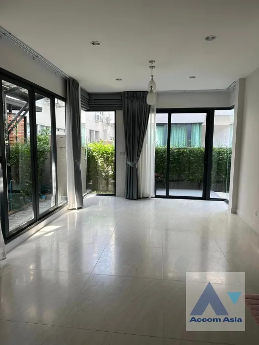 unit 6 Bedrooms  House For Sale in Bang Na, Bangkok  near BTS Udomsuk (AA36428)