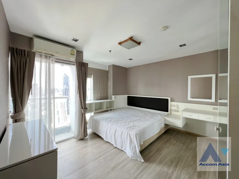 unit 1 Bedroom  Condominium For Sale in Silom, Bangkok  near BTS Chong Nonsi (AA36455)