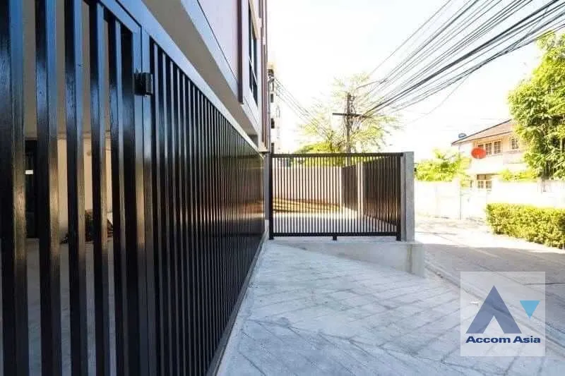 14  Building For Sale in Phaholyothin ,Bangkok MRT Sutthisan AA36516