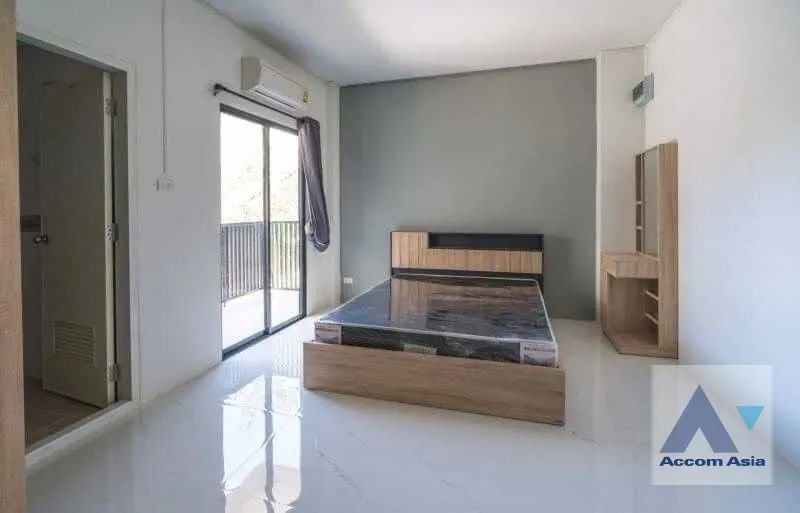 unit Building For Sale in Phaholyothin, Bangkok  near MRT Sutthisan (AA36516)