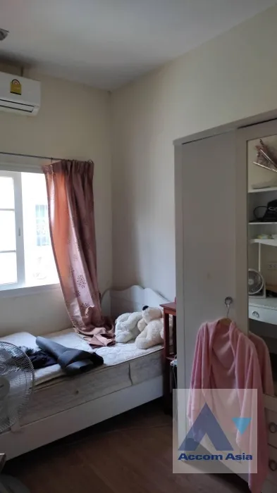 unit 4 Bedrooms  Townhouse For Sale in Pattanakarn, Bangkok  near ARL Ban Thap Chang (AA36529)