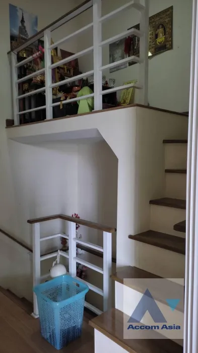 unit 4 Bedrooms  Townhouse For Sale in Pattanakarn, Bangkok  near ARL Ban Thap Chang (AA36529)