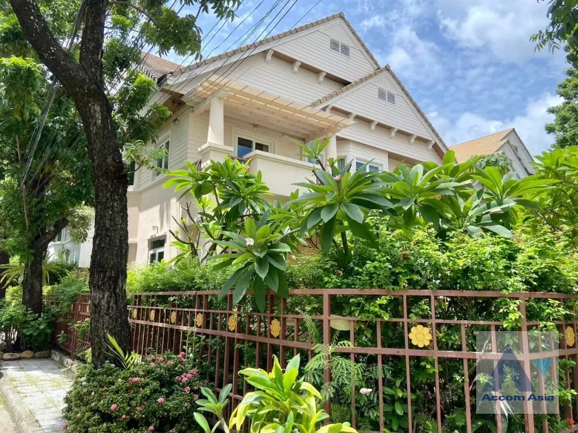 unit 4 Bedrooms  House For Sale in Pattanakarn, Bangkok  near ARL Hua Mak (AA36531)