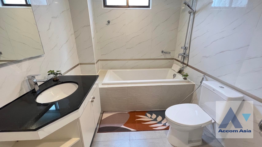 9  3 br Apartment For Rent in Sukhumvit ,Bangkok BTS Phrom Phong at Low-rise apartment, Walk 400m to BTS AA36534