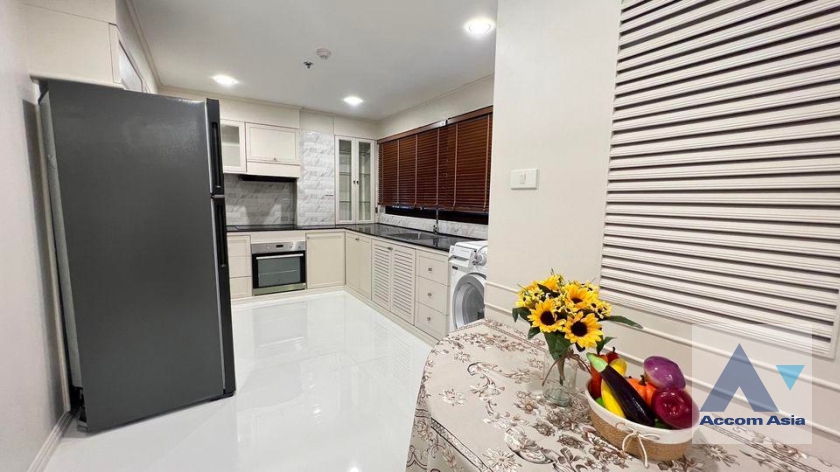  1  3 br Apartment For Rent in Sukhumvit ,Bangkok BTS Phrom Phong at Low-rise apartment, Walk 400m to BTS AA36534