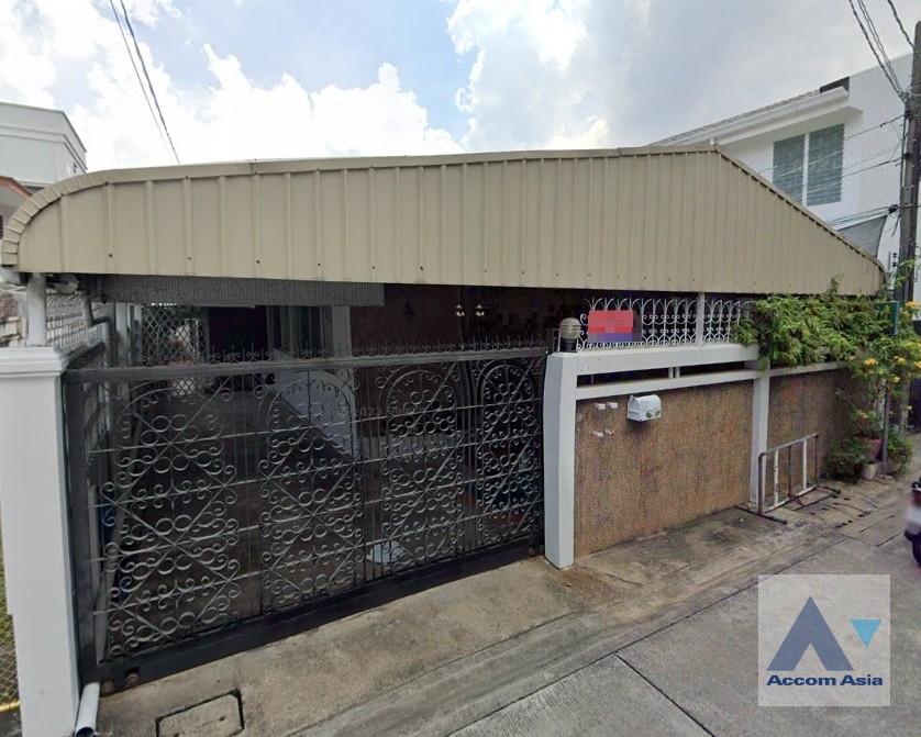  2  3 br House For Sale in Phaholyothin ,Bangkok BTS Ari AA36552