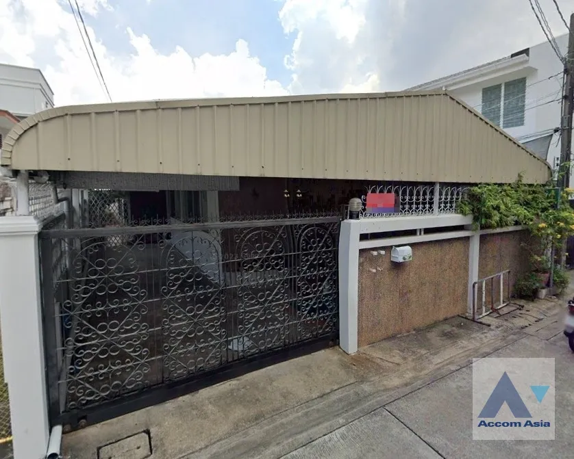 unit 3 Bedrooms  House For Sale in Phaholyothin, Bangkok  near BTS Ari (AA36552)