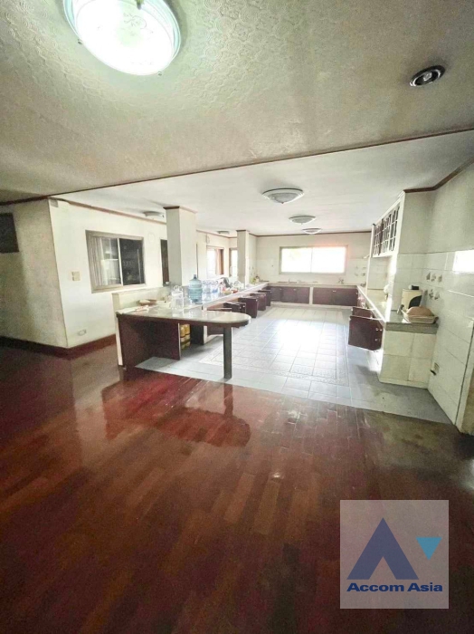  1  6 br Building For Sale in Charoen Nakhon ,Bangkok BTS Krung Thon Buri AA36566