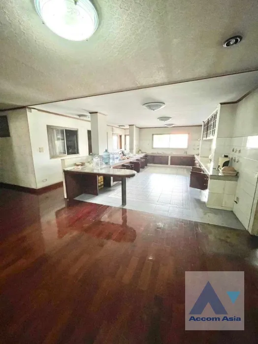 1  6 br Building For Sale in Charoen Nakhon ,Bangkok BTS Krung Thon Buri AA36566
