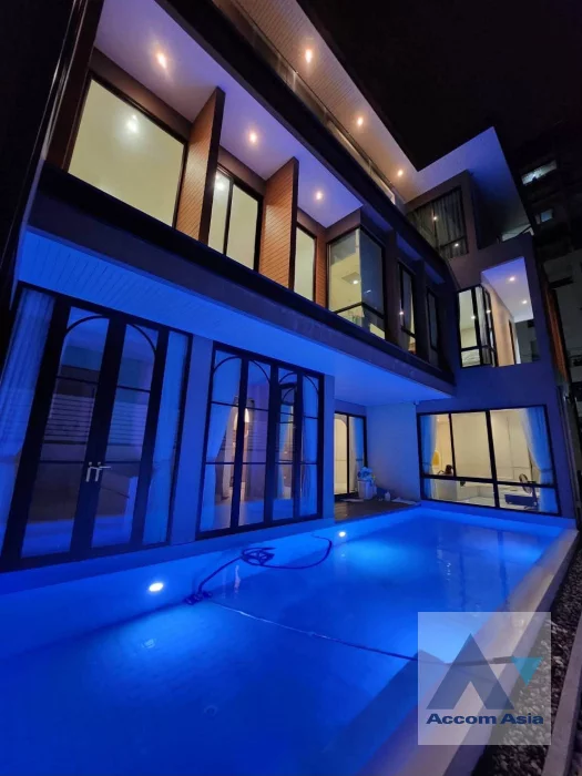 unitPrivate Swimming Pool |  7 Bedrooms  House For Rent in Phaholyothin, Bangkok  near BTS Saphan-Kwai (AA36570)