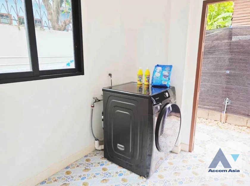 8  7 br House For Rent in Phaholyothin ,Bangkok BTS Saphan-Kwai AA36570